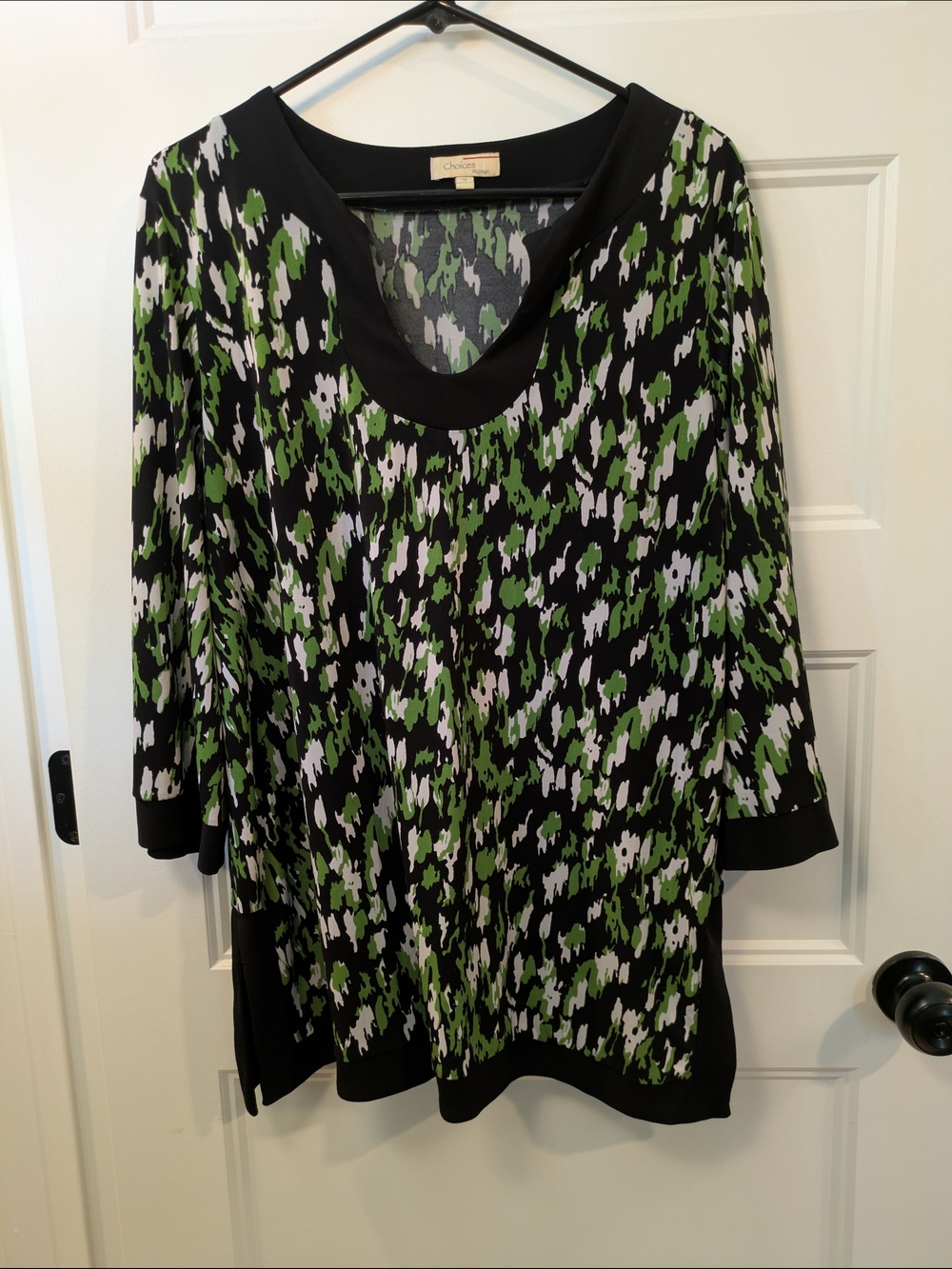 🔴 3//$15 Choices Green & Black Print Scoop Neck Women's Top